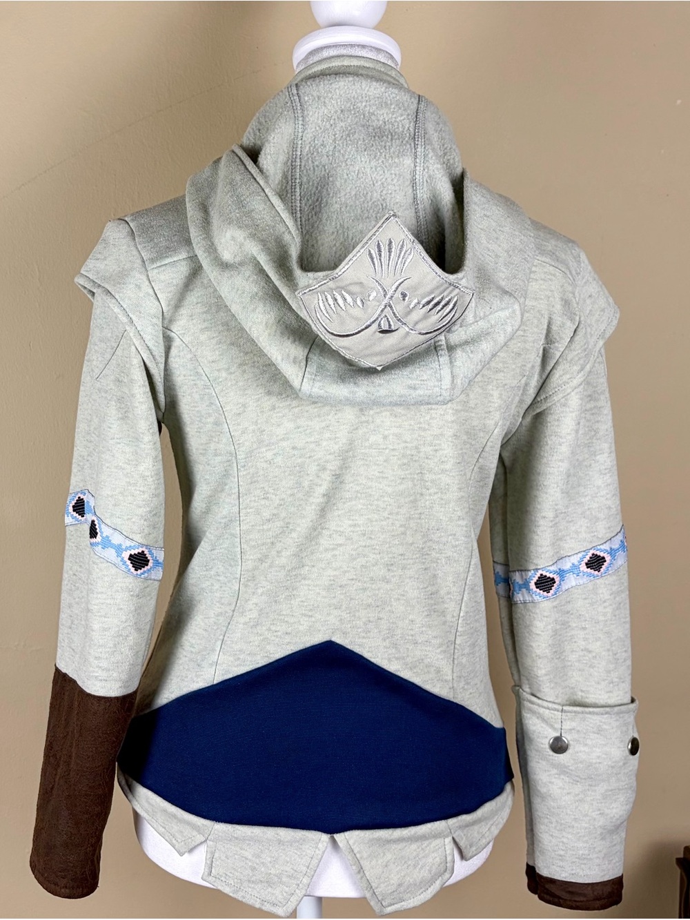 Assassin’s Creed unisex grey cosplay hoodie with embroidered details Teen 8-10 - Picture 3 of 9